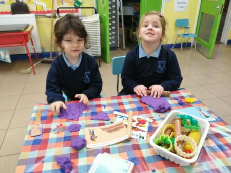 Elisa and Nina are having fun with play dough!